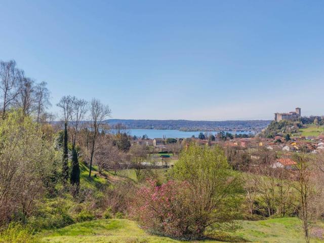 Villa in vendita a Angera VA