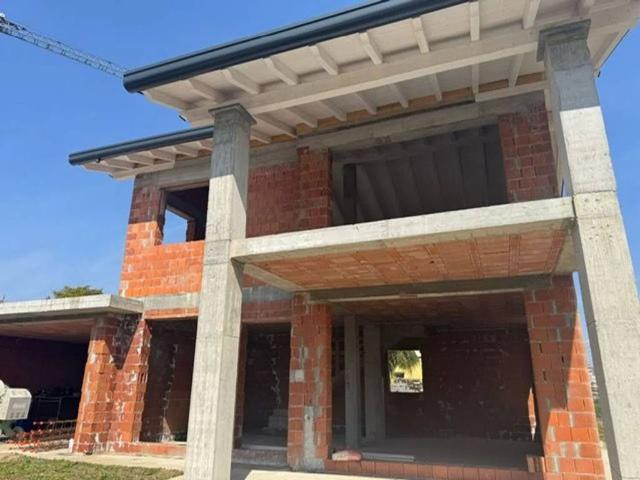 Villa in vendita a Angera VA