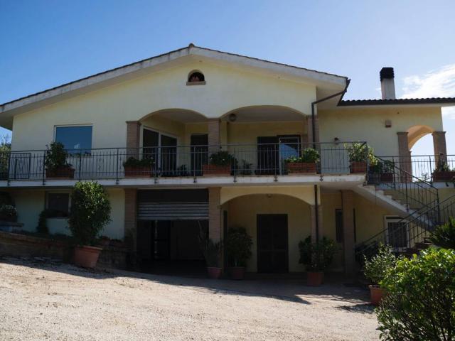 Villa in vendita a Anguillara Sabazia RM
