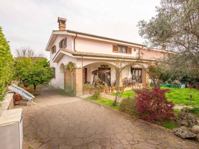 Villa in vendita a Anguillara Sabazia RM