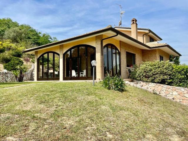 Villa in vendita a Acquaviva Picena AP