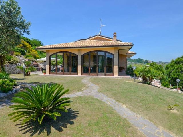 Villa in vendita a Acquaviva Picena AP