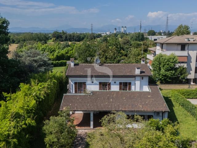 VILLA in VENDITA a AGRATE BRIANZA di 6 vani
