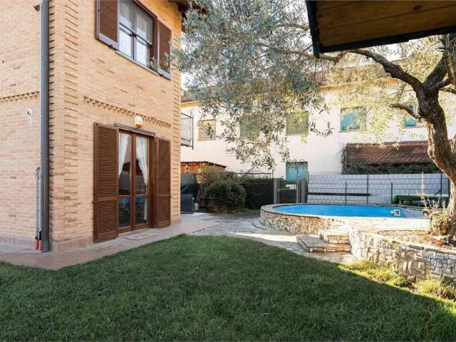 Villa in vendita a Alzate Brianza CO