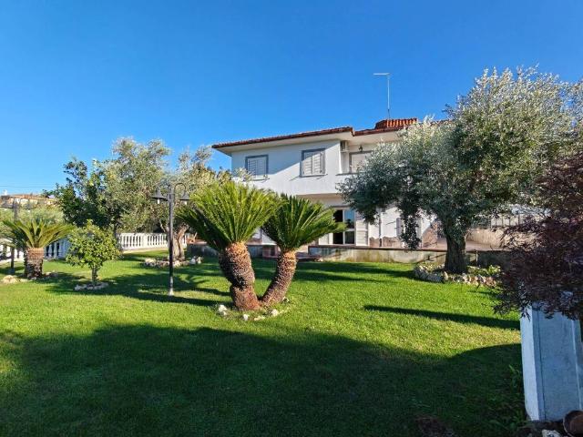 Villa in vendita a Aprilia LT