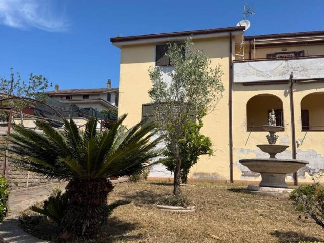 Villa in vendita a Aprilia LT