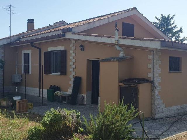 Villa in vendita a Aprilia LT