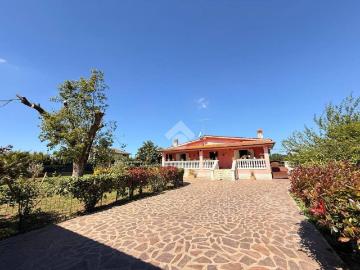 Villa in vendita a Aprilia LT