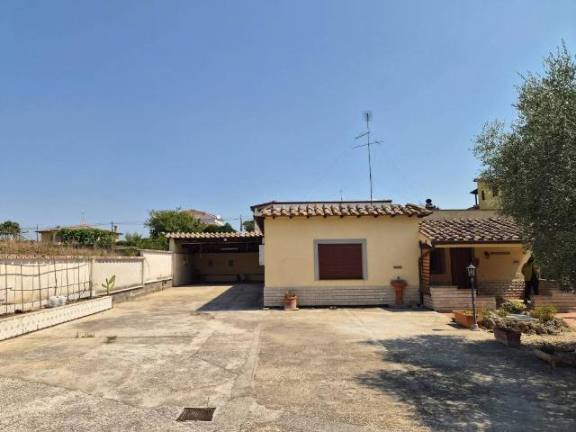 Villa in vendita a Aprilia LT