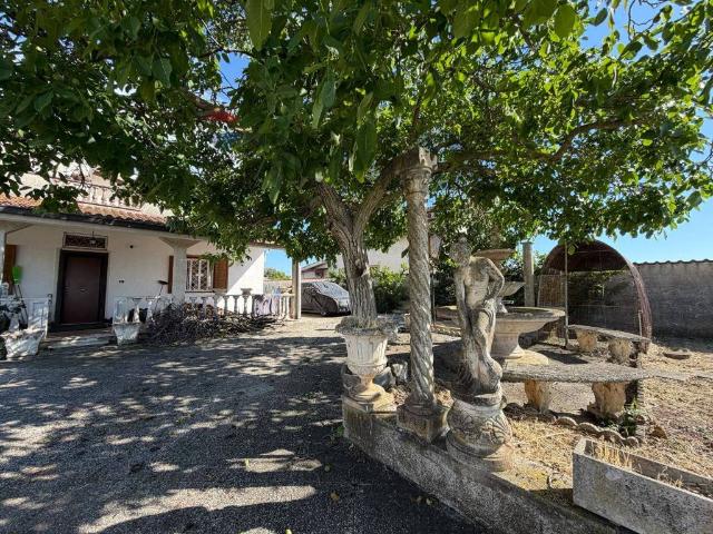 Villa in vendita a Aprilia LT