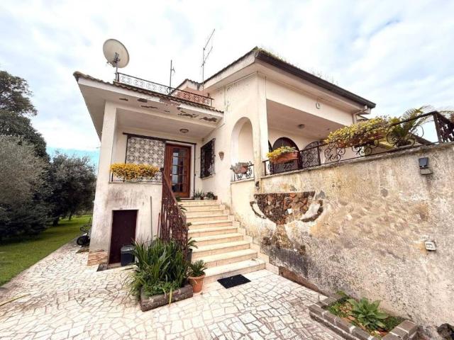Villa in vendita a Aprilia LT