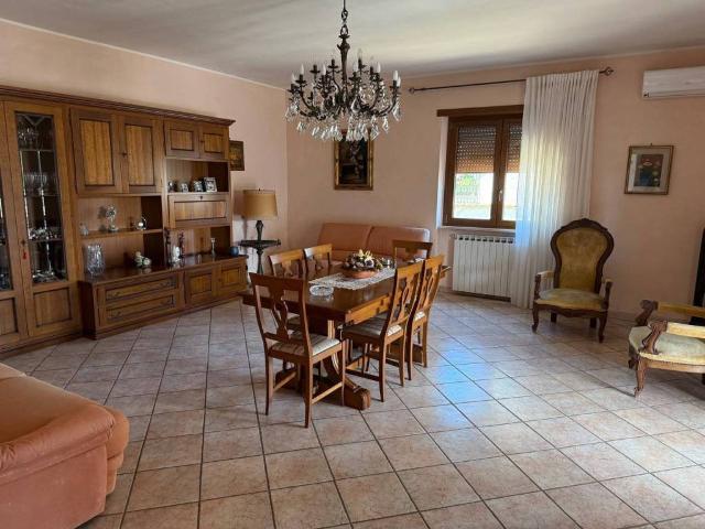Villa in vendita a Aprilia LT