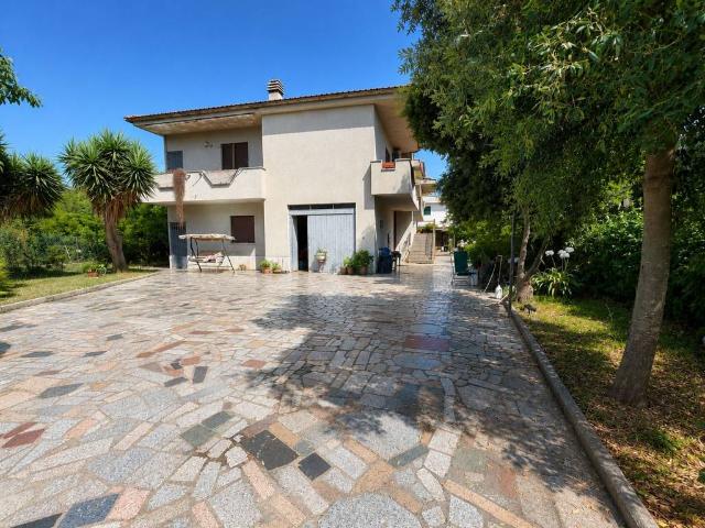 Villa in vendita a Aprilia LT