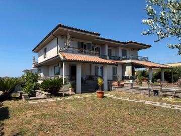 Villa in vendita a Aprilia LT