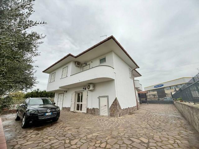 Villa in vendita a Aprilia LT