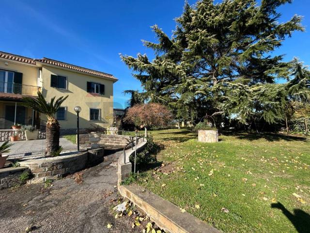 Villa in vendita a Aprilia LT