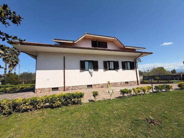 Villa in vendita a Aprilia LT