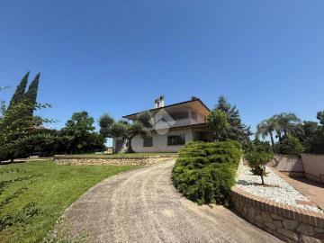 Villa in vendita a Aprilia LT