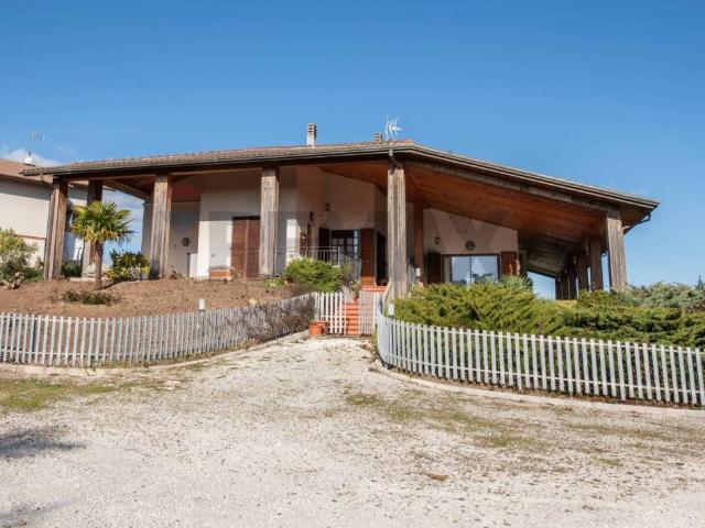 Villa in vendita a Arcevia AN