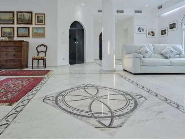 Villa in vendita a Arona NO