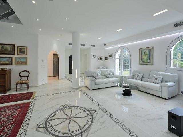 Villa in vendita a Arona NO