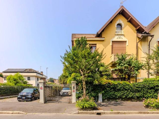 Villa in vendita a Bollate MI