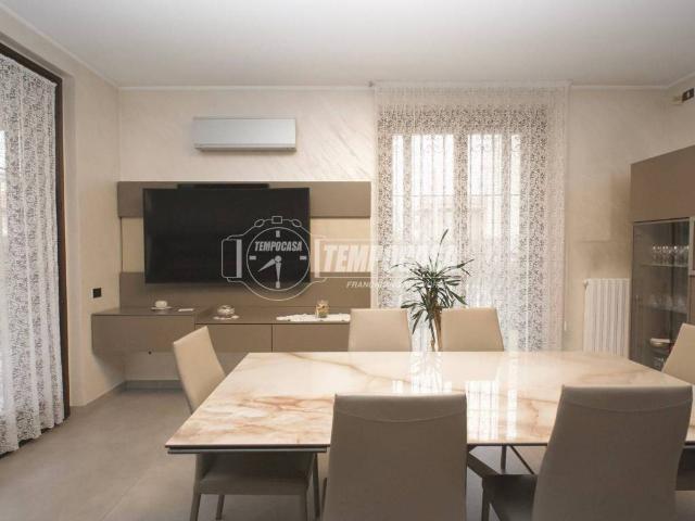 Villa in vendita a Bollate MI