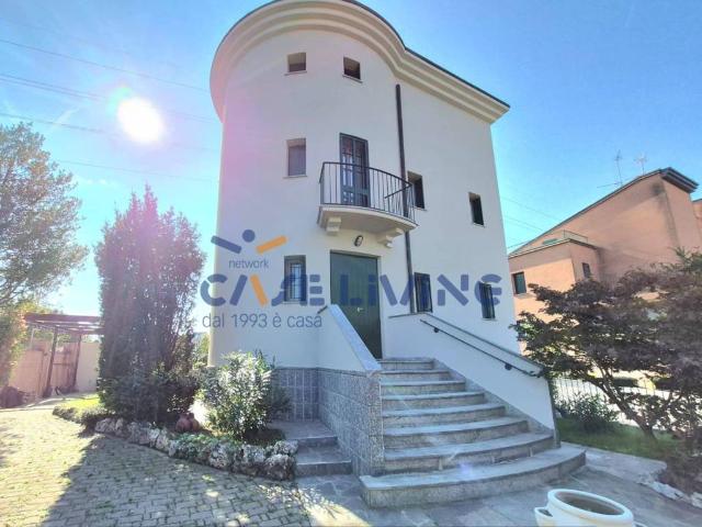 Villa in vendita a Bollate MI