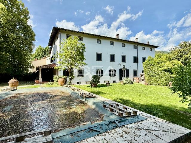 VILLA in VENDITA a BAGNI DI LUCCA Prestigiosa Villa del `700 con Parco e Piscina nei di 9 vani