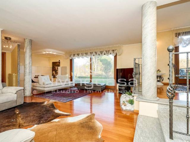 Villa in vendita a Barzanò LC