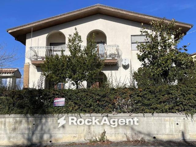 Villa in vendita a Basciano TE