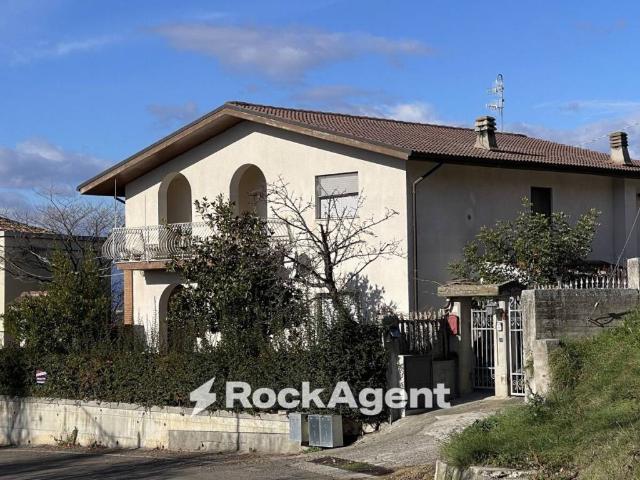 Villa in vendita a Basciano TE