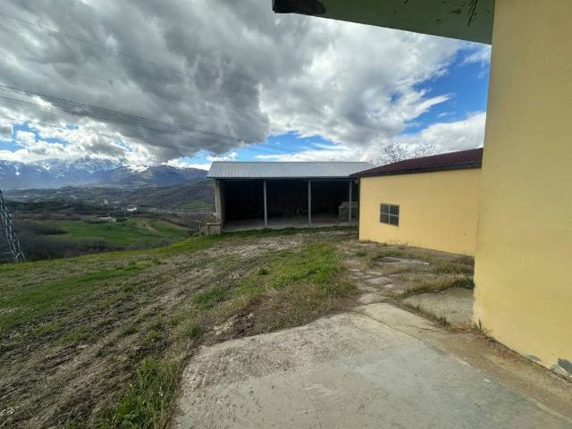 Villa in vendita a Basciano TE