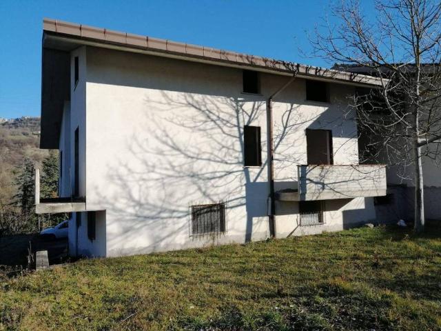 Villa in vendita a Basciano TE