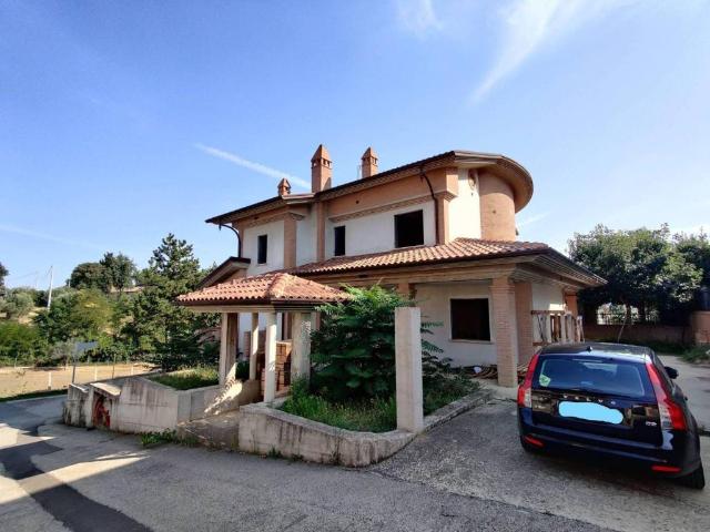 Villa in vendita a Bellante TE
