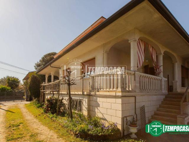 Villa in vendita a Bellinzago Novarese NO