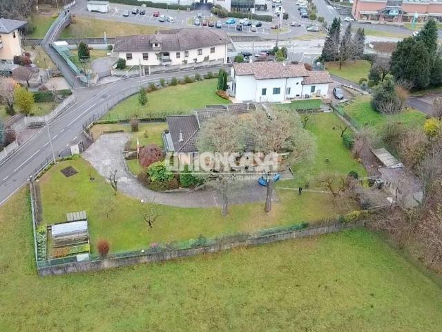 Villa in vendita a Bizzarone CO