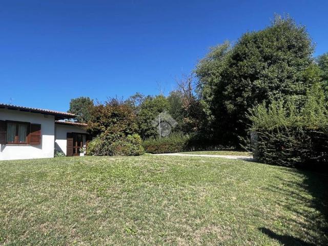 Villa in vendita a Bizzarone CO