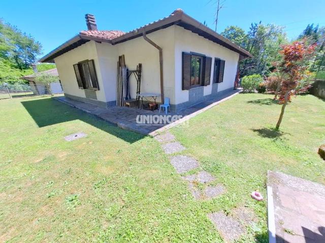 Villa in vendita a Bizzarone CO