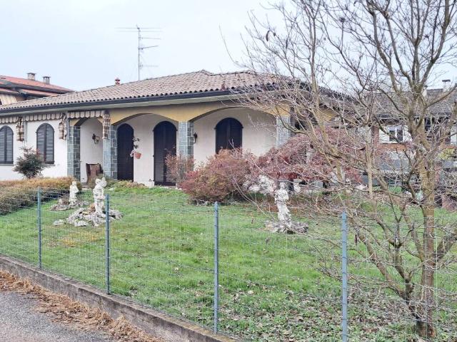 Villa in vendita a Biandronno VA