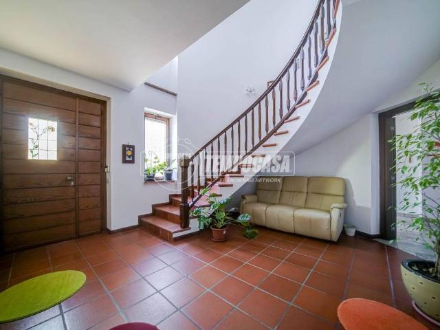 Villa in vendita a Biandronno VA