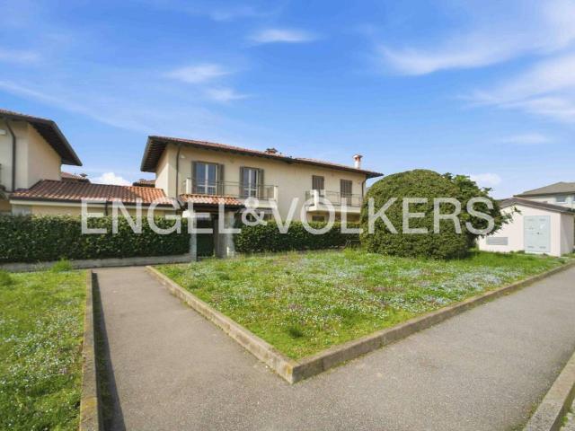 Villa in vendita a Biandronno VA