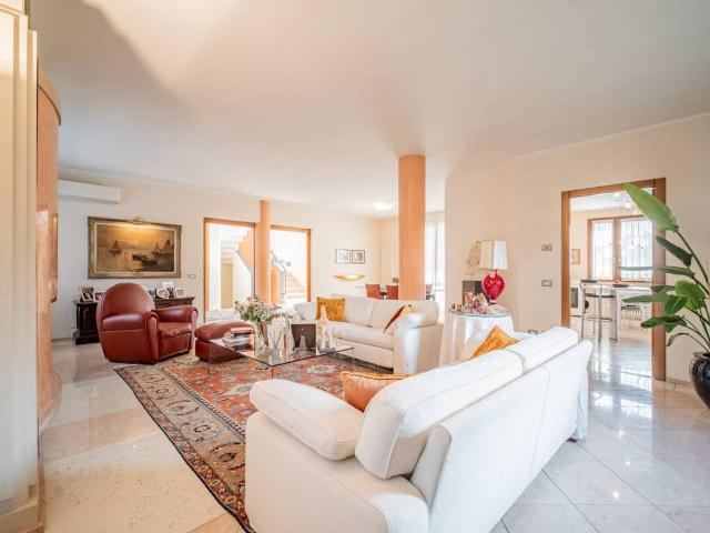 Villa in vendita a Bibbiano RE