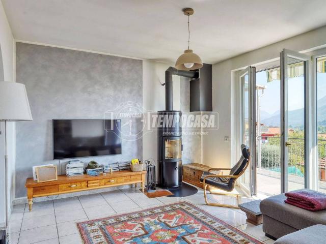 Villa in vendita a Bisuschio VA