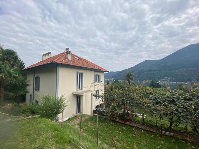 Villa in vendita a Brusimpiano VA