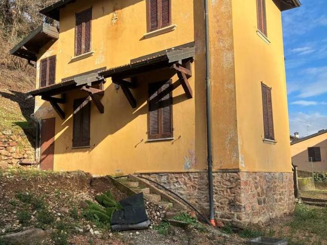 Villa in vendita a Brusimpiano VA