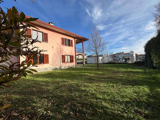 Villa in vendita a Brebbia VA