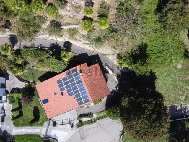 Villa in vendita a Brezzo di Bedero VA