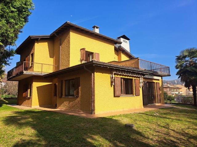 Villa in vendita a Brezzo di Bedero VA