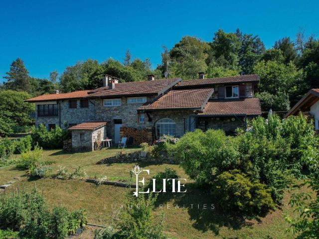Villa in vendita a Brezzo di Bedero VA